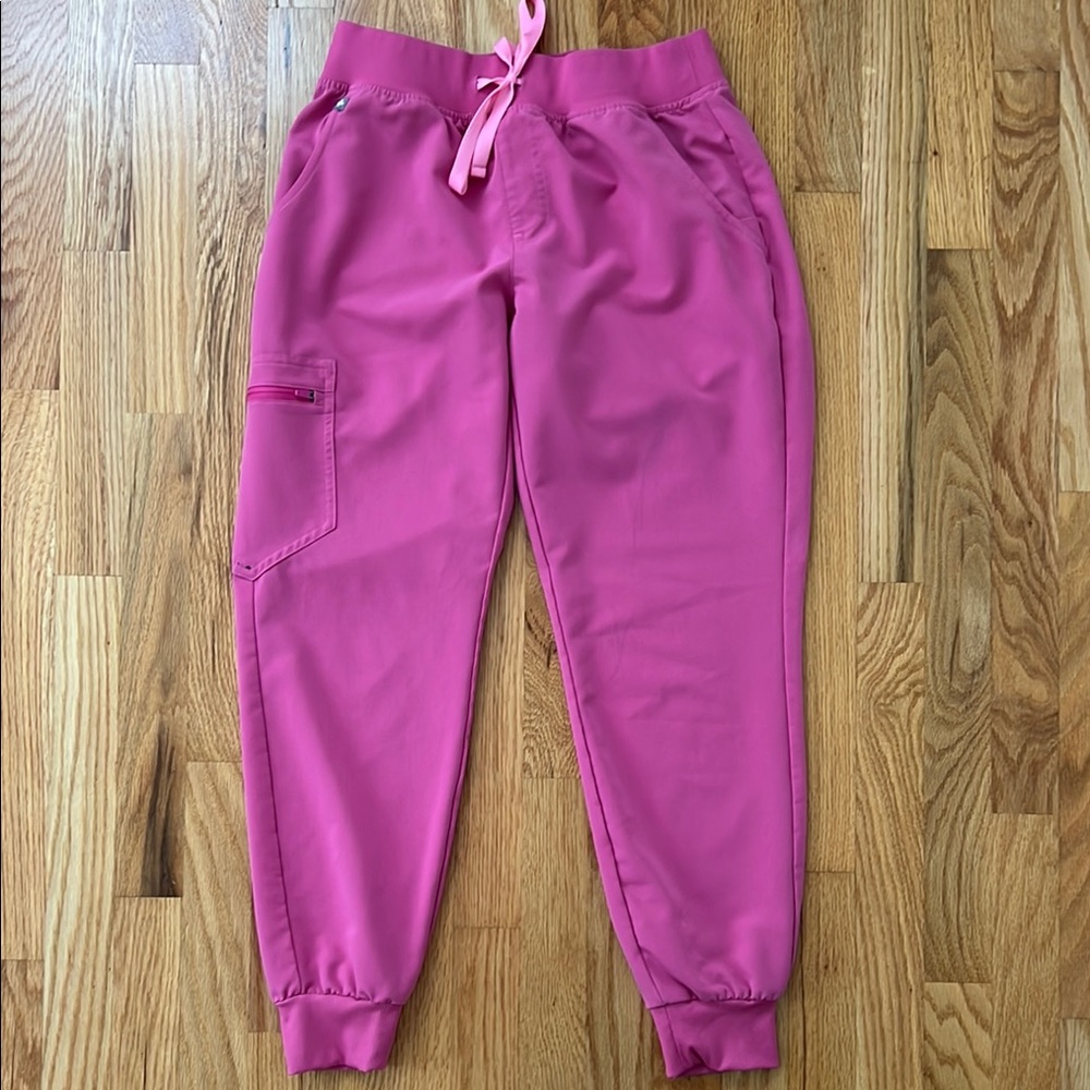 Figs Zamora Joggers
Color: F’ing Pink 💗
Size: small/petite